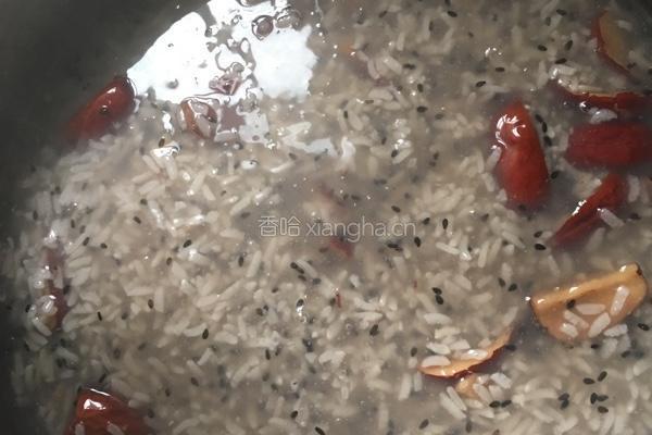 黑芝麻红枣粥的做法图解1