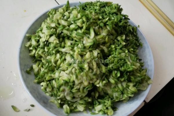 槐花饺子的做法图解3