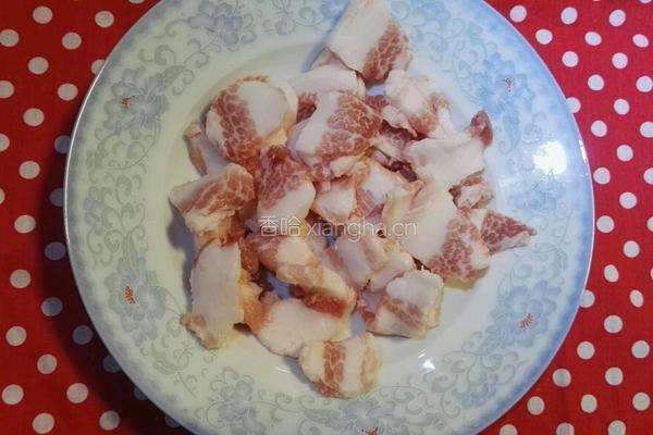 腩肉炒黄豆芽的做法图解1