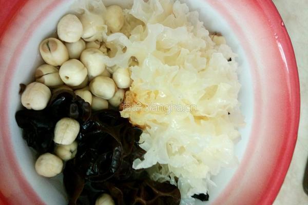 银耳莲子汤的做法图解2