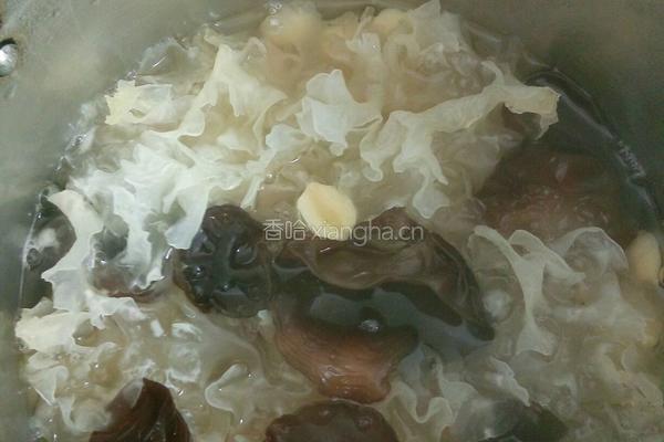 银耳莲子汤的做法图解3