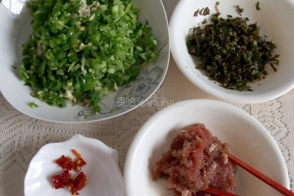 香椿芹菜肉渣的做法图解1