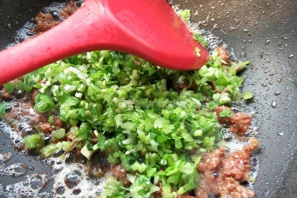 香椿芹菜肉渣的做法图解5