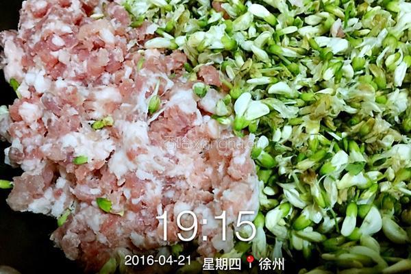 槐花大肉包的做法图解2