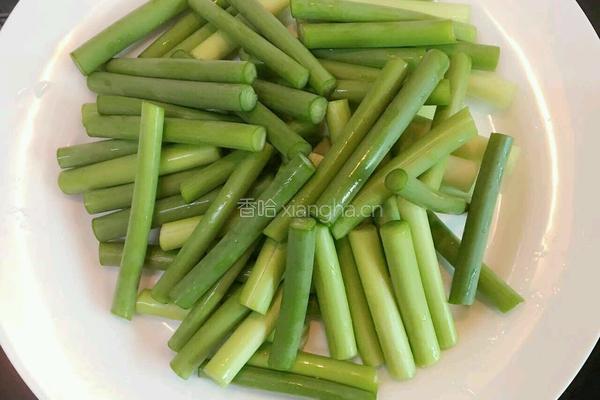 虾仁蒜苔杂炒的做法图解2