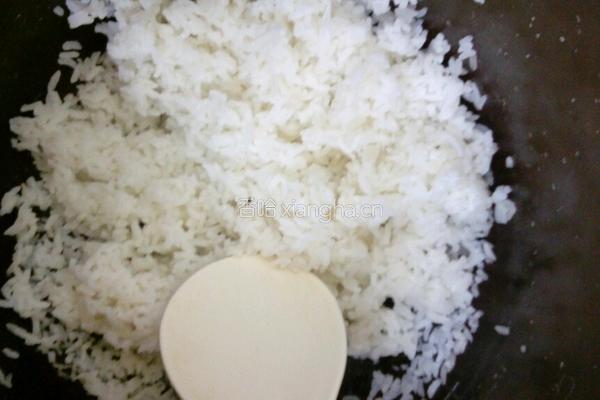 酸甜瘦身菠萝炒饭的做法图解1