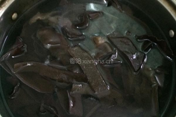 木耳炒瘦肉的做法图解2