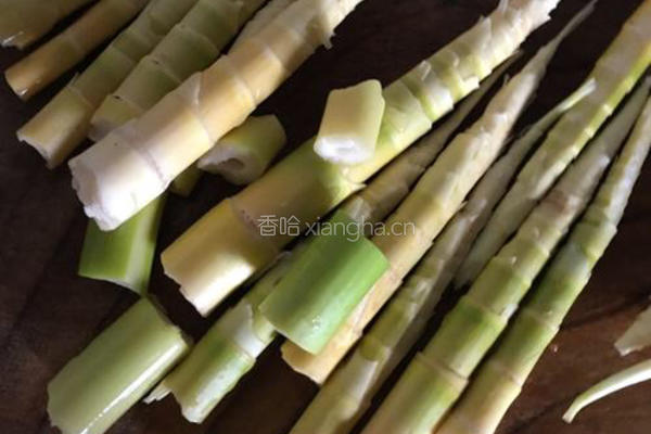 酸菜炒笋的做法图解1