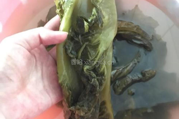 酸菜炒笋的做法图解3