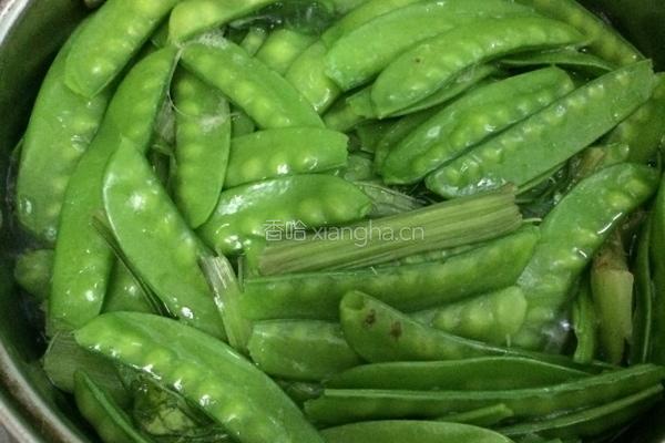 腊肉炒荷兰豆的做法图解1