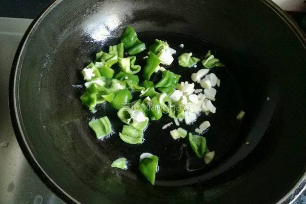 青椒炒虾仁的做法图解3