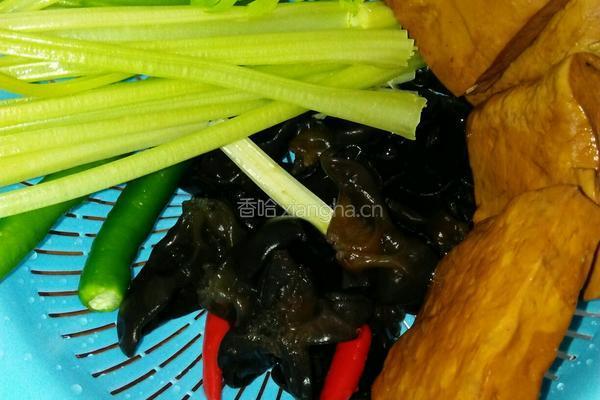 芹菜香干炒木耳的做法图解1