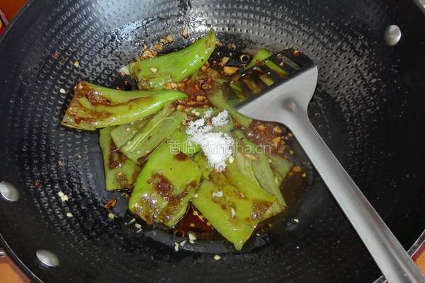 蒜香虎皮尖椒的做法图解12