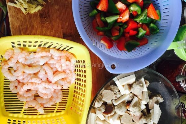 虾仁鱼丸咖喱饭的做法图解1