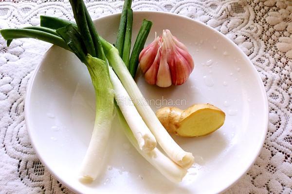 猪肉山芹菜饺子的做法图解3