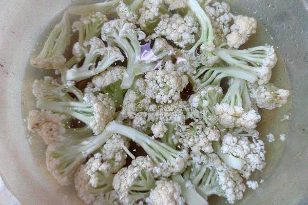 菜花炒肉的做法图解1