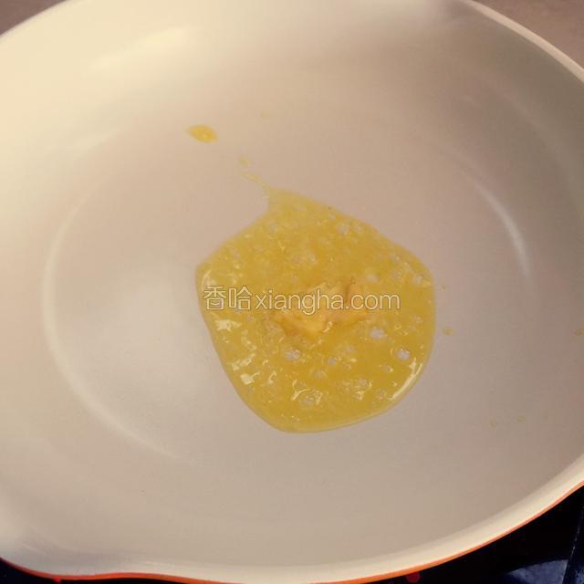平底不粘锅，放入适量黄油，待黄油全部融化后，用大勺舀入一勺蛋糊。