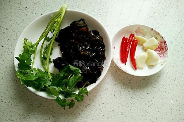 爽口黑木耳的做法图解1