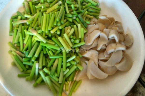 蒜苔杏鲍菇炒肉的做法图解1