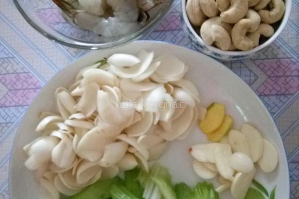 百合芹菜腰果炒虾仁的做法图解1