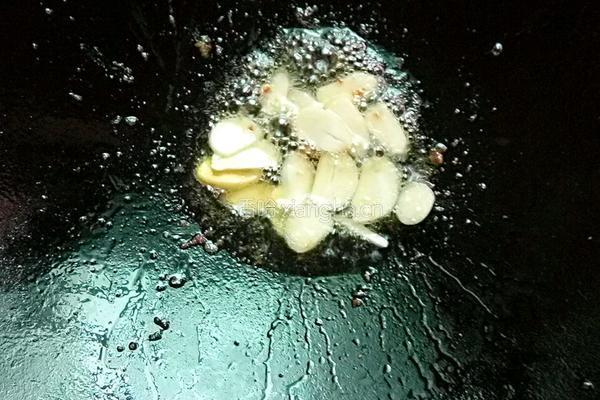 百合芹菜腰果炒虾仁的做法图解5