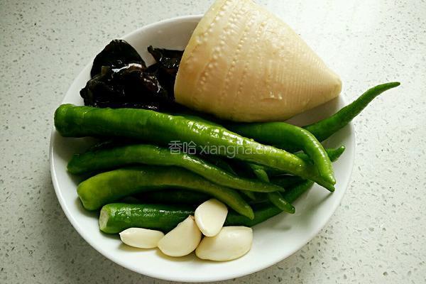 尖椒炒春笋的做法图解1