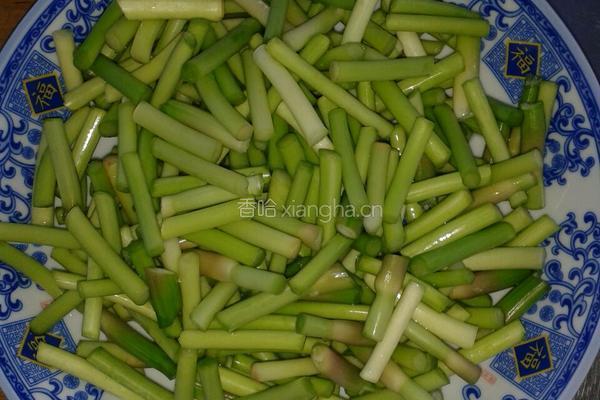 蒜苔炒肉鸡蛋的做法图解1