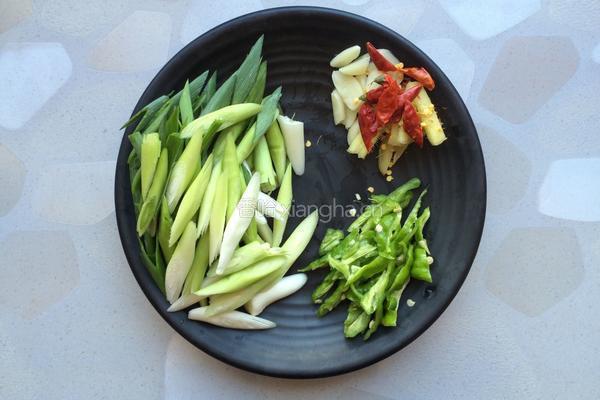 〖 蒜苗炒肉 〗的做法图解1