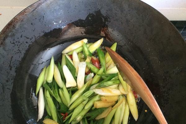 〖 蒜苗炒肉 〗的做法图解3