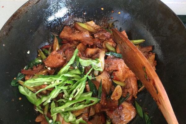 〖 蒜苗炒肉 〗的做法图解6