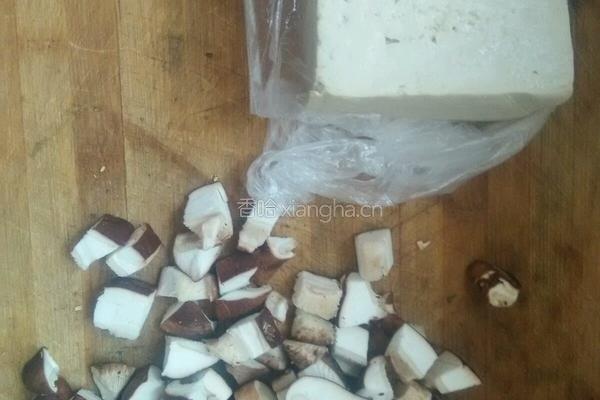 香菇炖豆腐的做法图解2