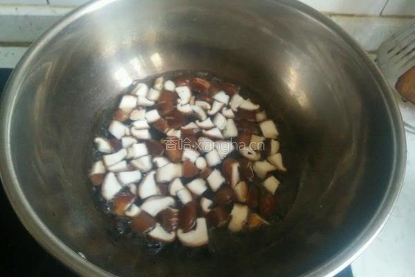 香菇炖豆腐的做法图解3