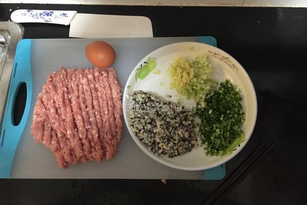 香菇韭香馄饨的做法图解3