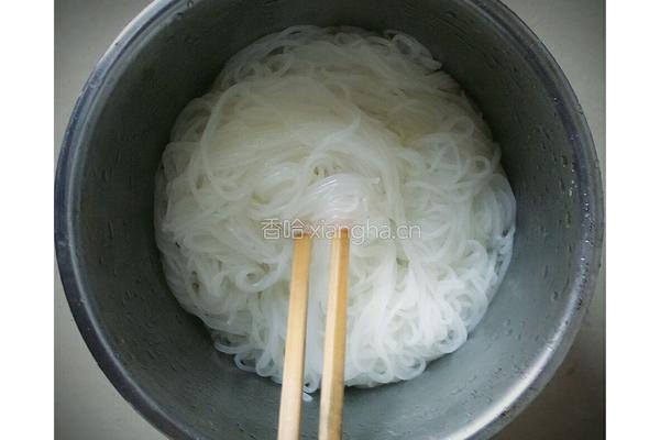 鲜拌粉丝的做法图解1