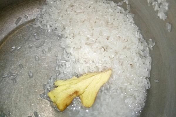 冬菇皮蛋瘦肉粥的做法图解1