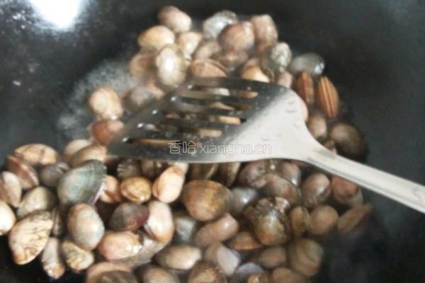 芹菜炒花哈的做法图解1
