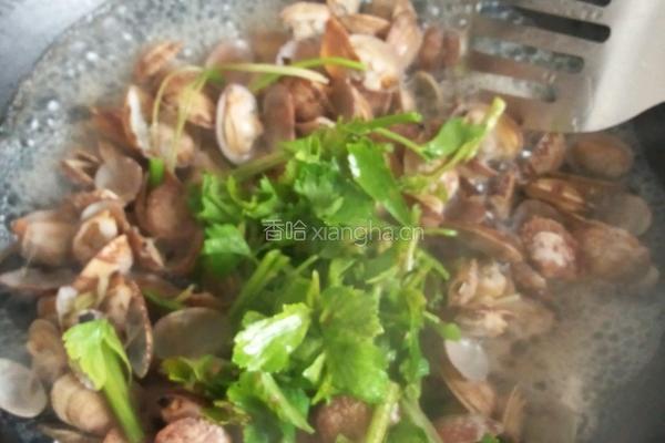 芹菜炒花哈的做法图解2