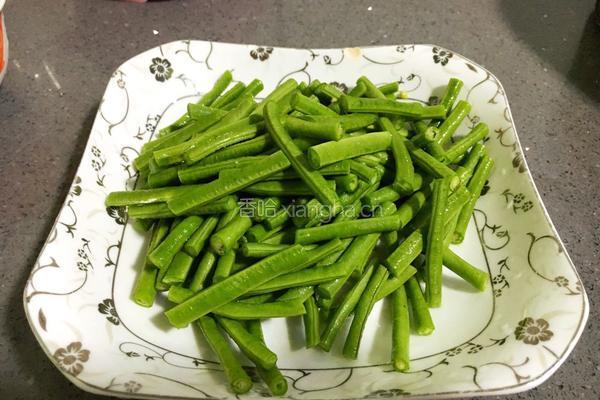 豆角炒肉的做法图解1