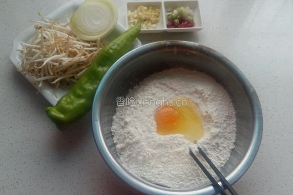 青椒肉丝炒蛋面的做法图解1