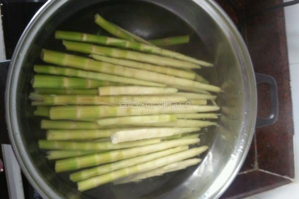小鲜笋炒腊肉的做法图解2