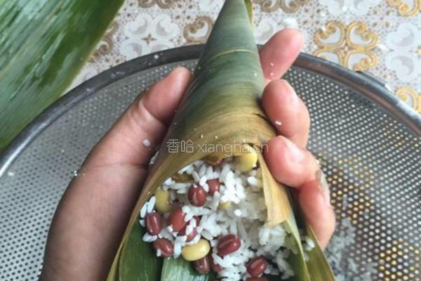 红豆/黄豆/糯米粽子的做法图解6