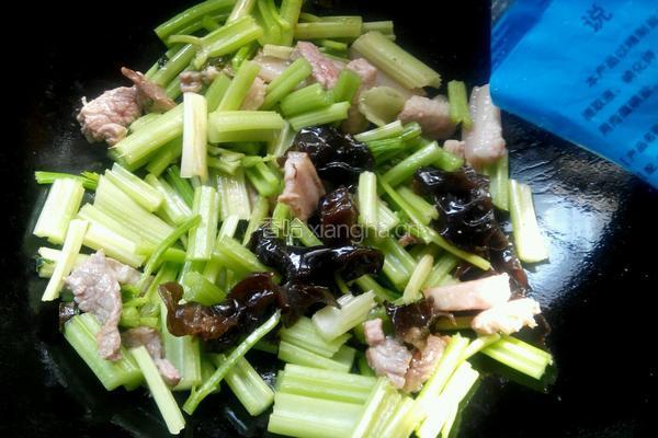 芹菜木耳炒肉的做法图解6