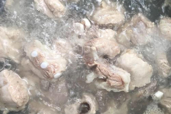 胡萝卜玉米排骨汤的做法图解5
