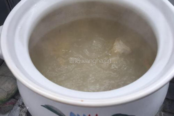 胡萝卜玉米排骨汤的做法图解6