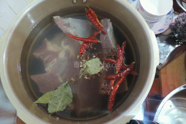 蒜苗回锅肉的做法图解1
