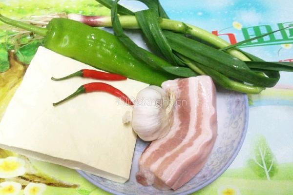 酱香花肉豆腐块的做法图解1