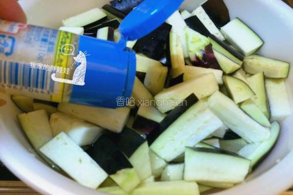 蟹味菇肉末茄条的做法图解2