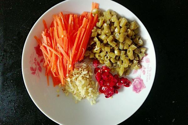 酸豆角炒土豆丝的做法图解3