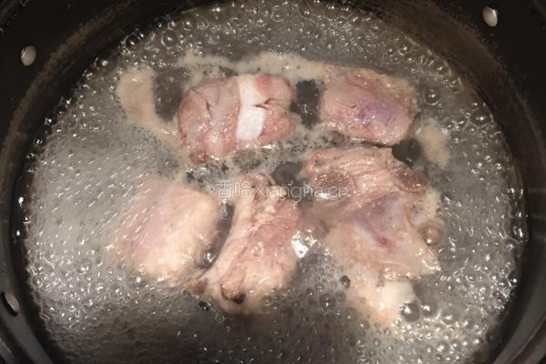 鲍汁土豆排骨的做法图解2