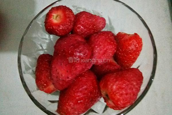 自制草莓酱的做法图解1
